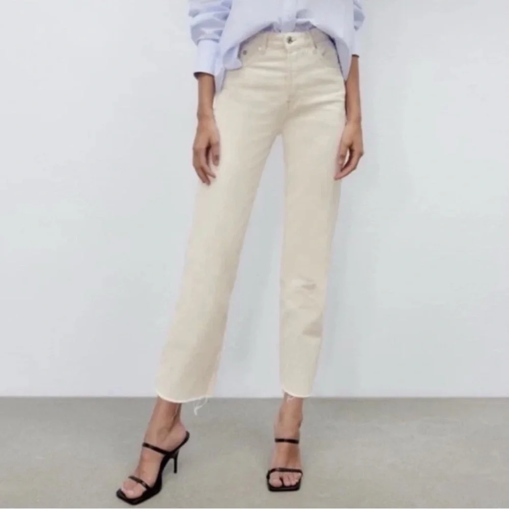 Zara Cream Straight Leg Jeans Raw Hem High Waist Super Cute and Stylish EUC